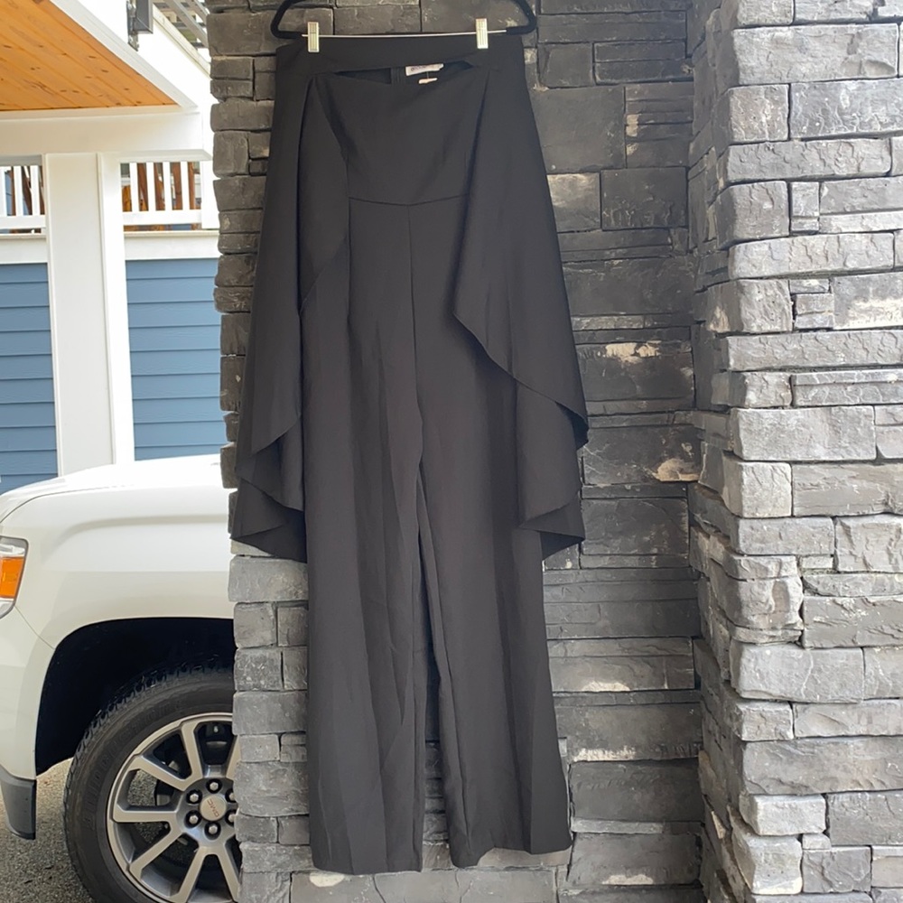 WOMENS BLACK FORMAL JUMPSUIT W/ OPEN NECK DETAIL & SHALL SIZE: L (RUNS SMALL)